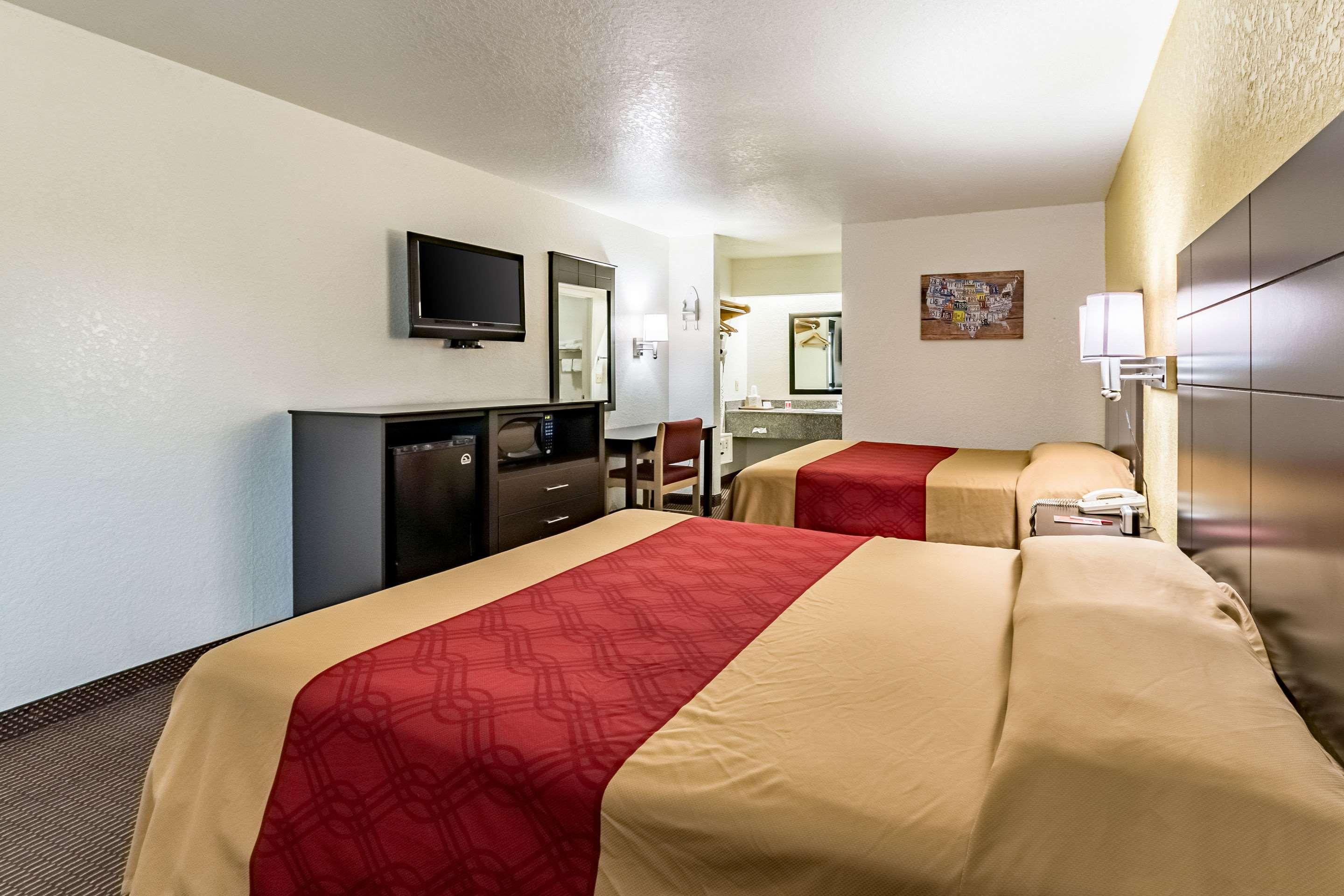 econo lodge near lackland air force base seaworld