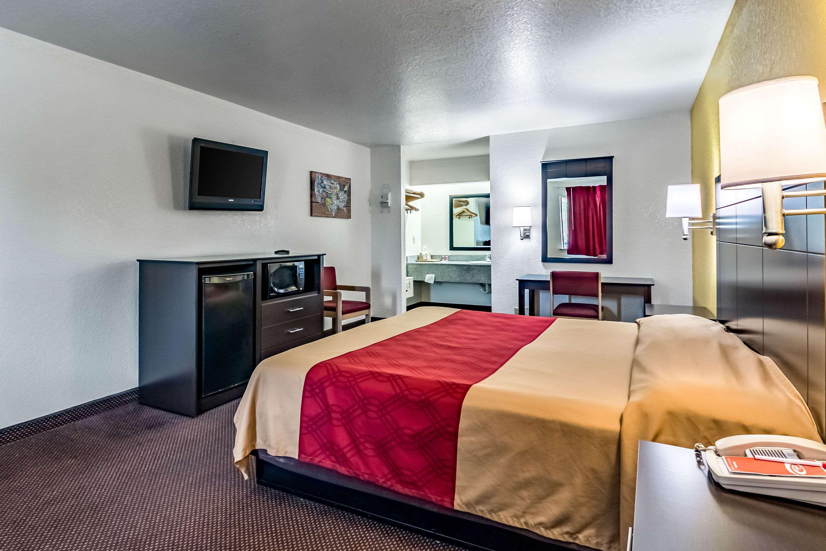 econo lodge near lackland air force base seaworld