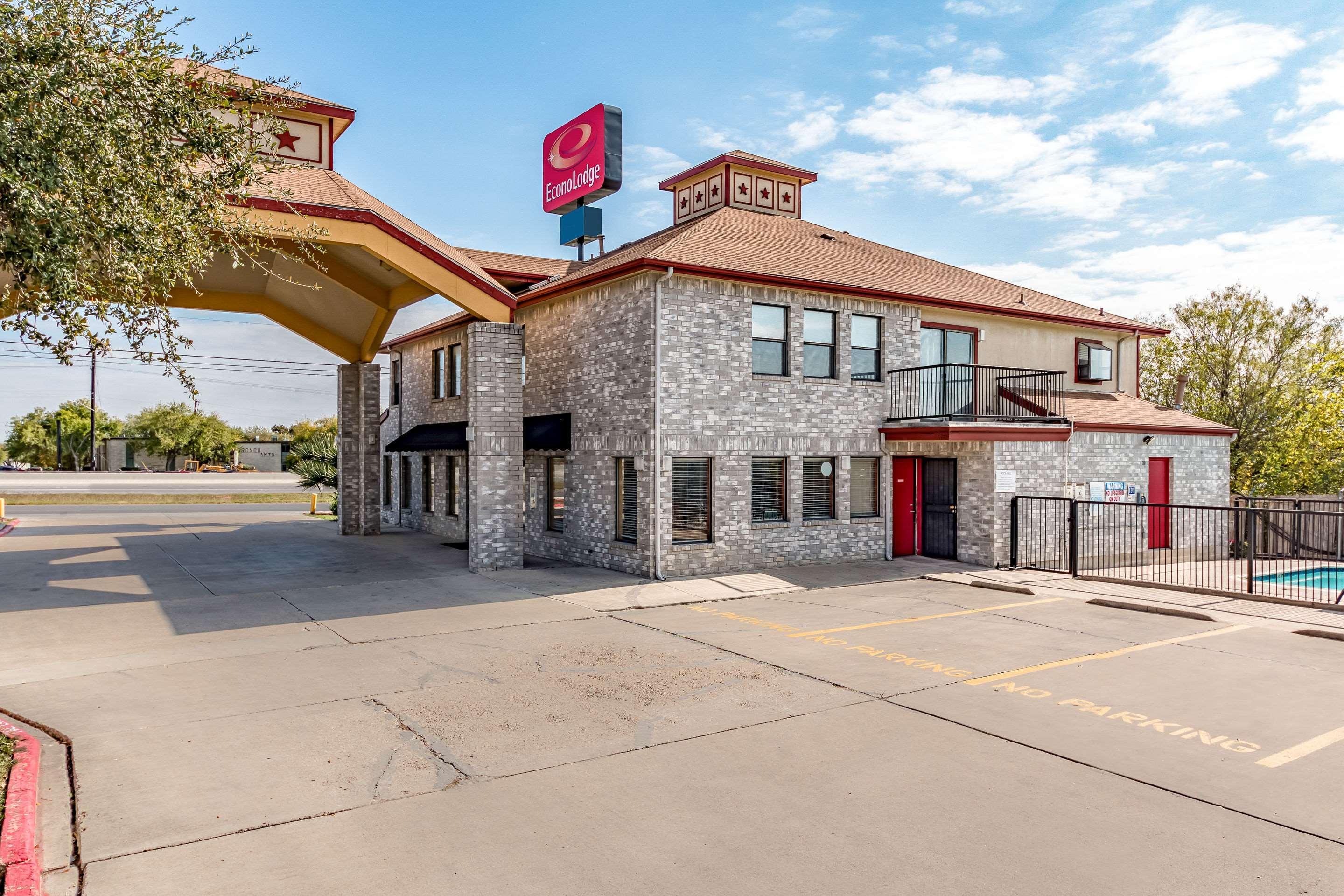 econo lodge near lackland air force base seaworld