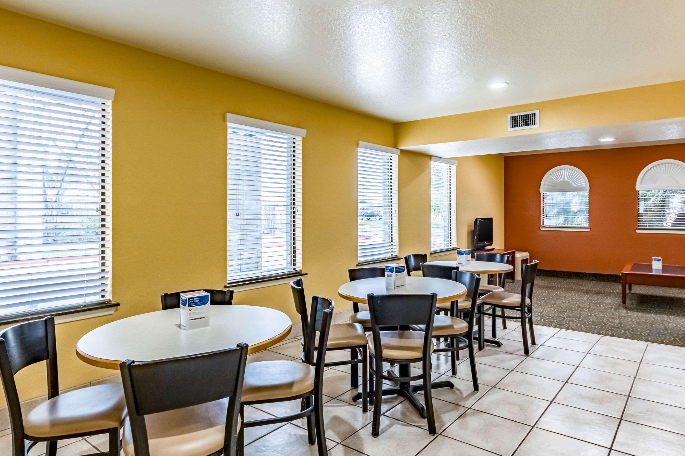 Econo Lodge Near Lackland Air Force Base-Seaworld San Antonio Exterior photo