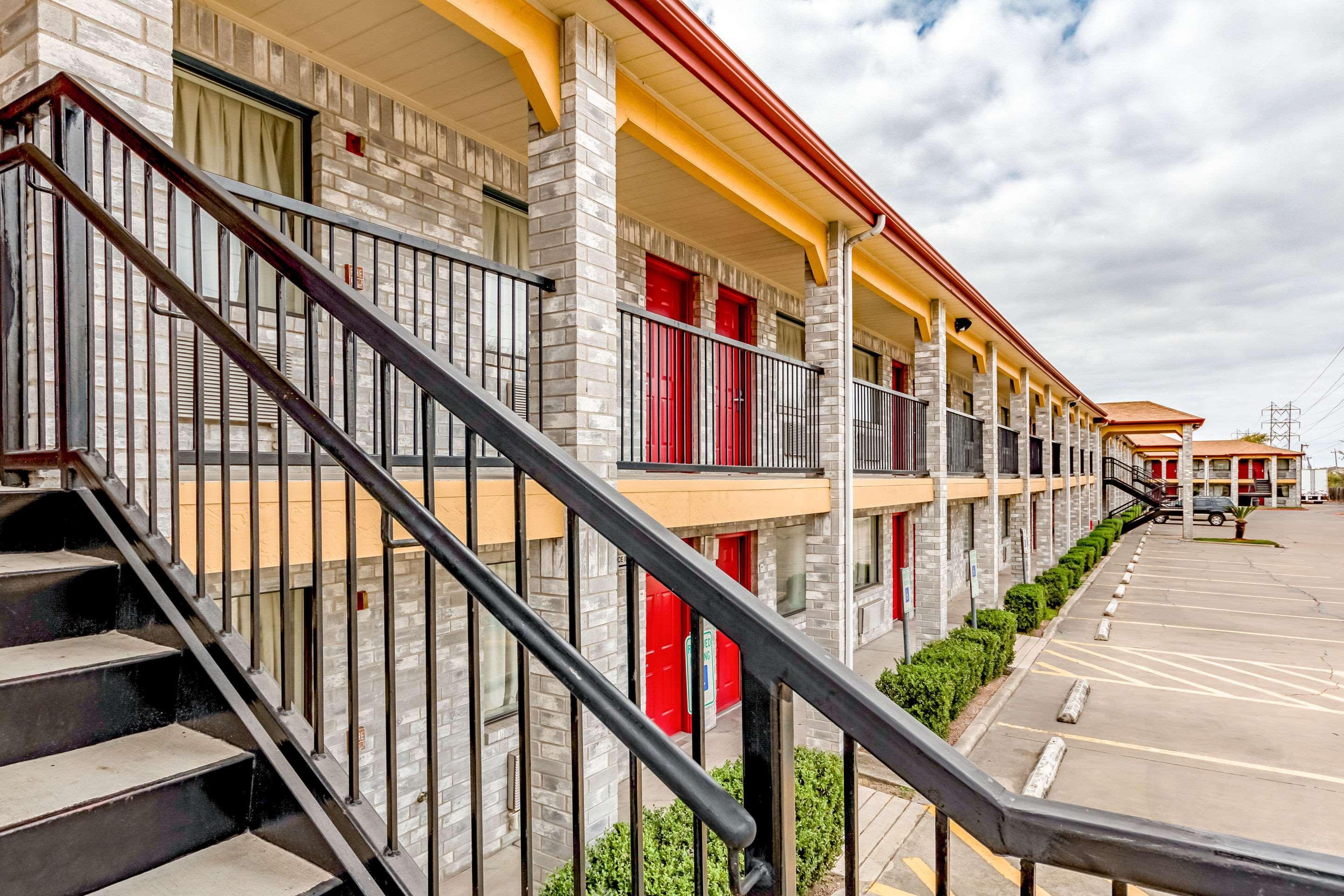 econo lodge near lackland air force base seaworld