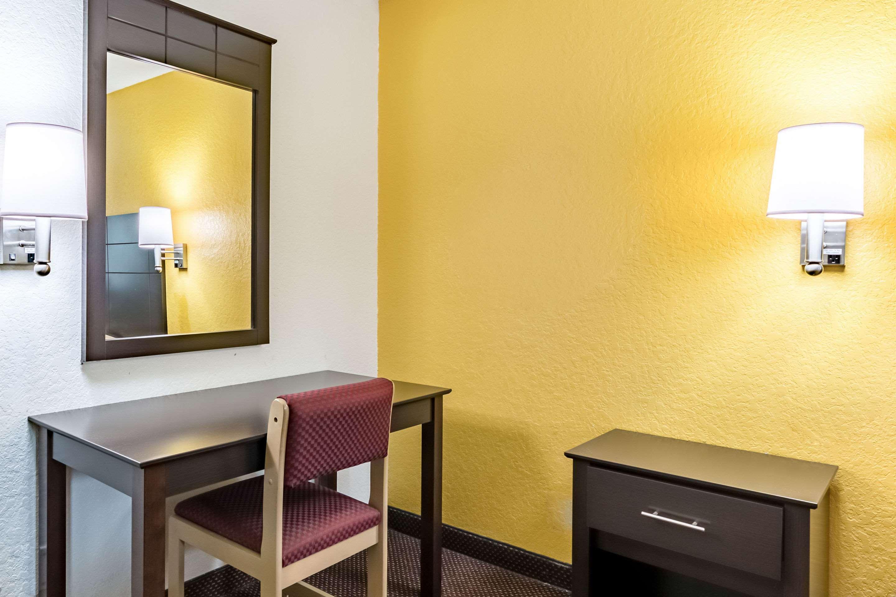 Econo Lodge Near Lackland Air Force Base-Seaworld San Antonio Exterior photo