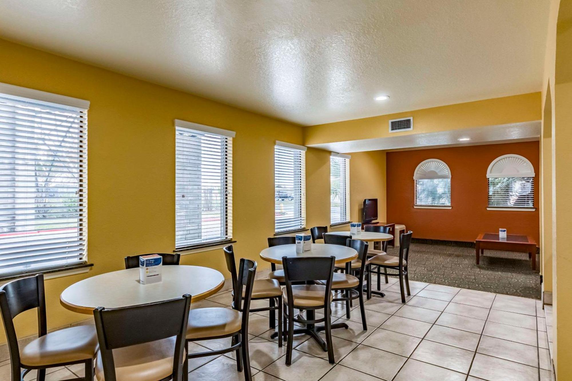 Econo Lodge Near Lackland Air Force Base-Seaworld San Antonio Exterior photo