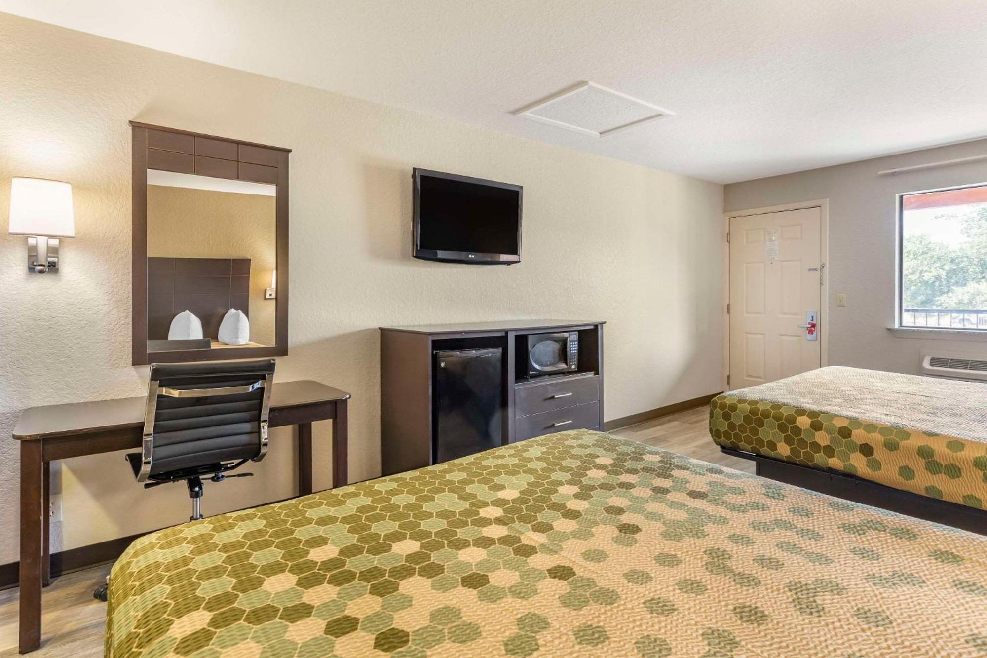 Econo Lodge Near Lackland Air Force Base-Seaworld San Antonio Exterior photo