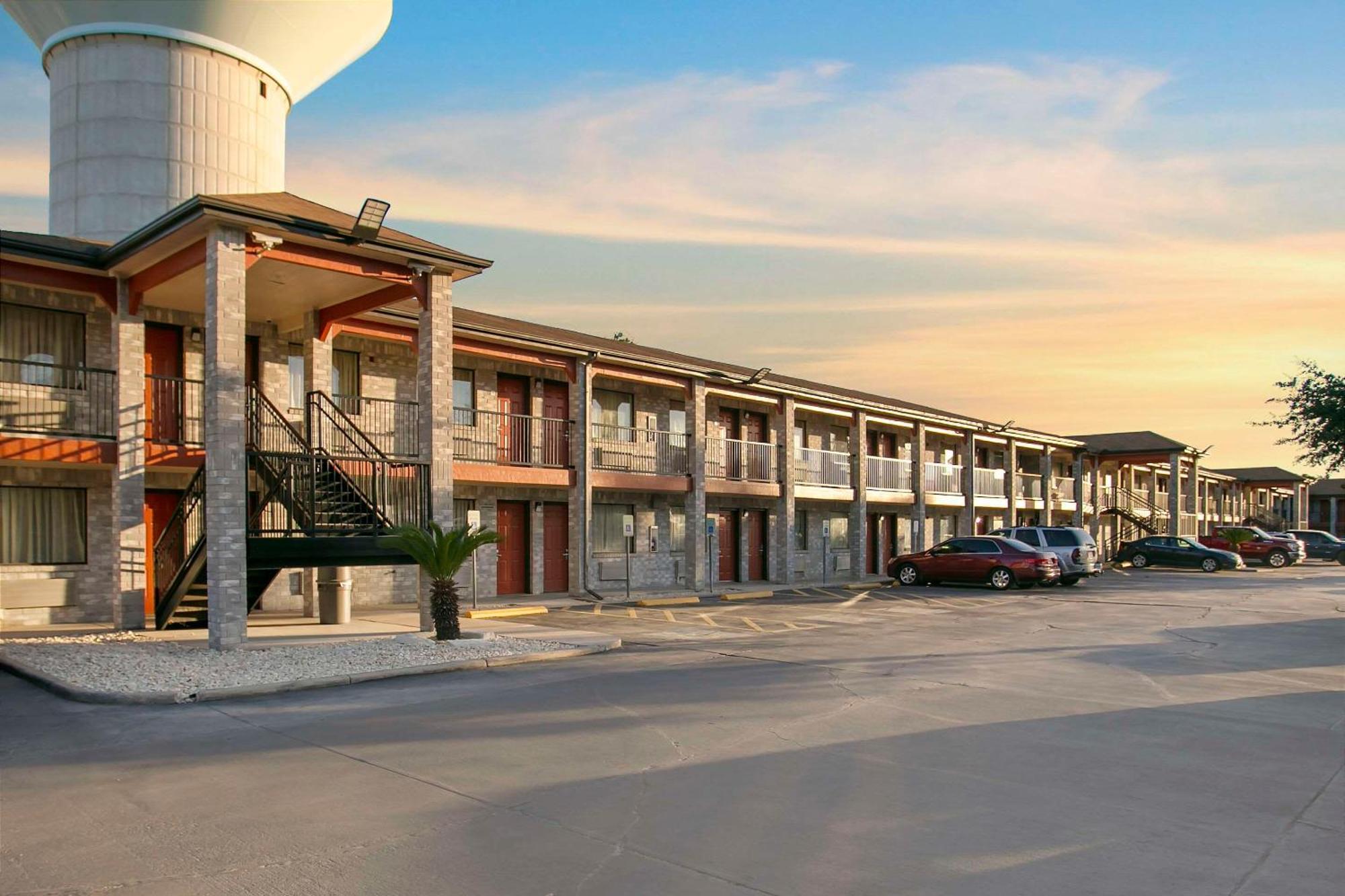 Econo Lodge Near Lackland Air Force Base-Seaworld San Antonio Exterior photo
